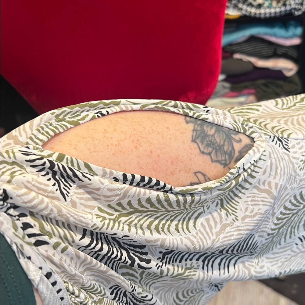 #149. 🪷leaf Print Blouse. Amana 2x - Picture 9 of 9